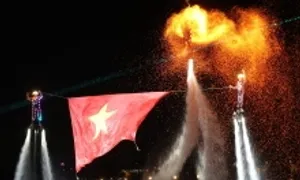 Du khách xem vận động viên nhào lộn trên không ở sông Đồng Nai